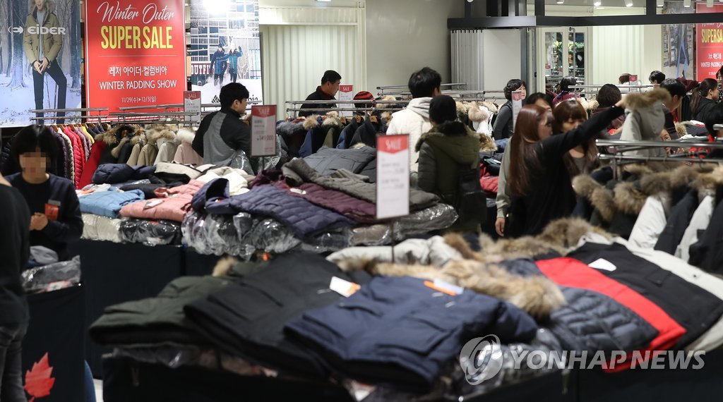 백화점에서 옷을 고르는 시민들 [연합뉴스 자료사진]