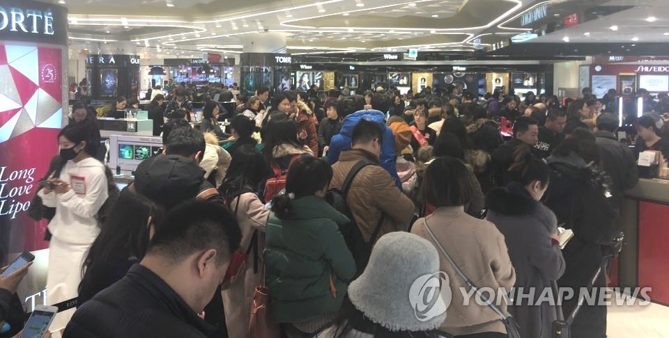中国人客で混み合うソウル市内の免税店（提供写真）＝（聯合ニュース）