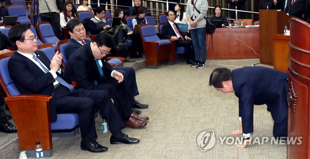 큰절하는 김성태 자유한국당 새 원내대표