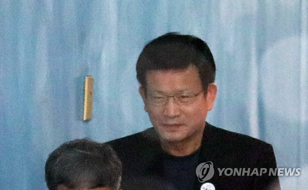 법정 향하는 유성옥 전 심리단장