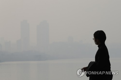 미세먼지로 뿌연 서울