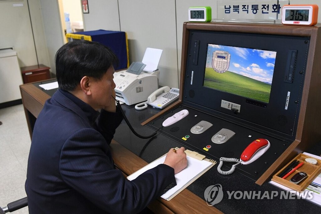 板門店チャンネルで北朝鮮と連絡を取り合う韓国の職員（資料写真）＝（聯合ニュース）