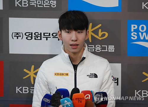 취재진 질문에 답하는 임효준