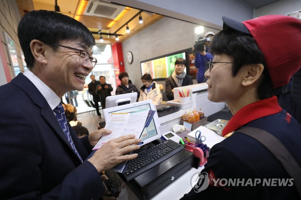 지난 1월 가맹점주 애로사항 듣는 김상조 위원장