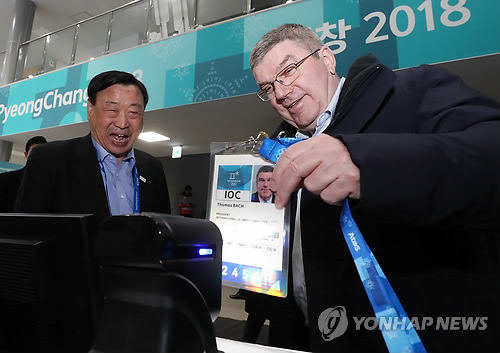 등록카드 스캔하는 바흐 IOC 위원장