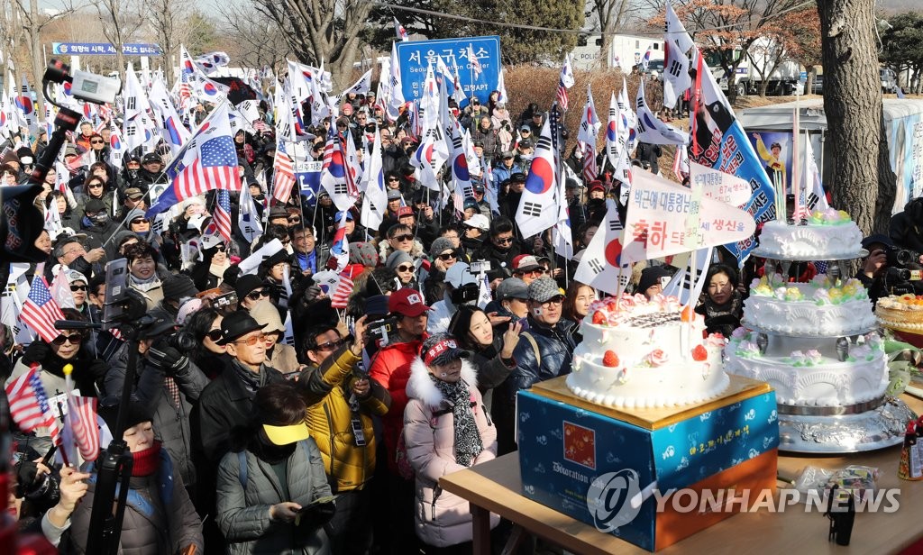 ソウル拘置所周辺で集会を開く朴槿恵氏の支持者ら＝２日、義王（聯合ニュース）
