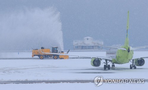 제주공항은 제설중