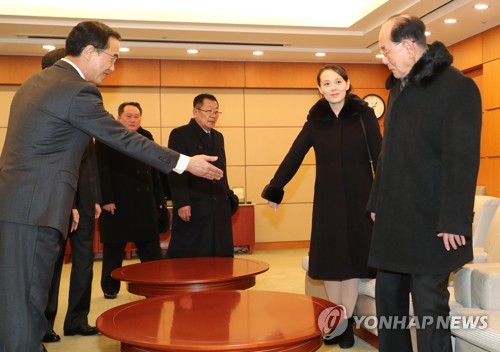 자리 양보하는 김여정