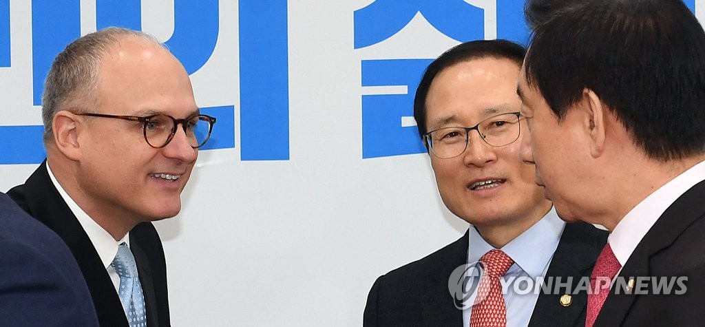 김성태 원내대표와 대화하는 배리 앵글 GM 총괄 부사장