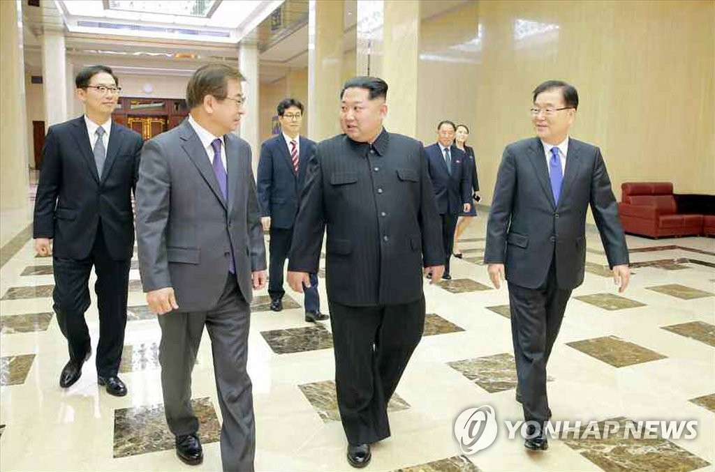 김정은 北국무위원장과 대화하는 서훈 국정원장
