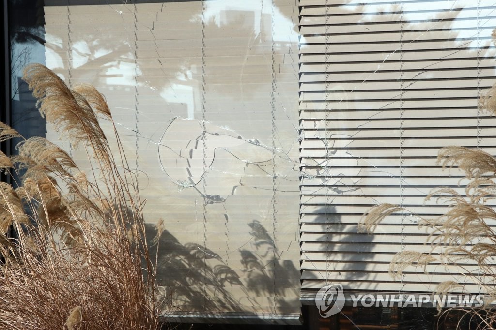 야구 방망이에 파손된 충남도지사 관사 유리창