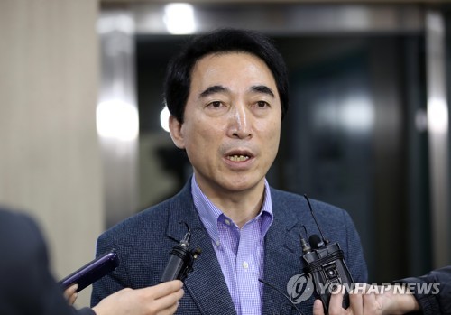 질문에 답하는 박수현