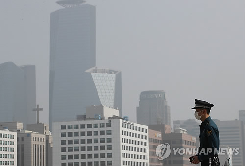 미세먼지 나쁨...마스크쓴 경찰