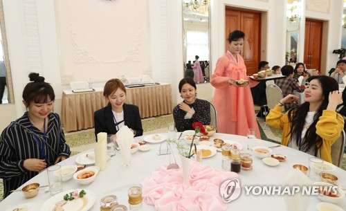 평양 옥류관 방문한 레드밸벳
