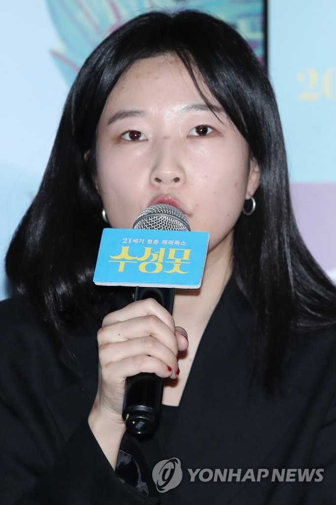 답변하는 유지영 감독