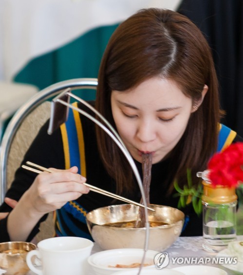 옥류관 냉면 맛보는 서현
