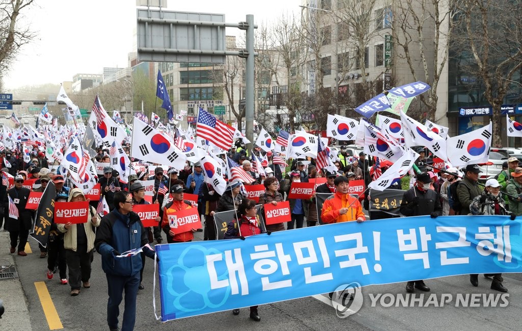 행진하는 박 전 대통령 지지자들