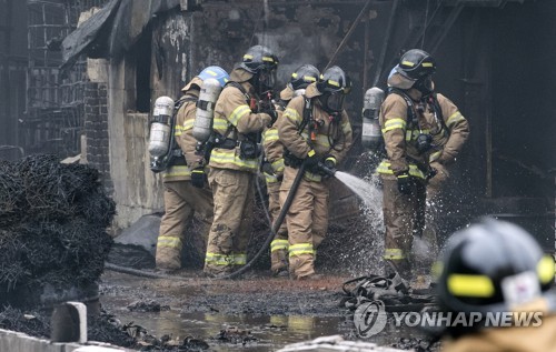 기름 때 씻는 소방대원들
