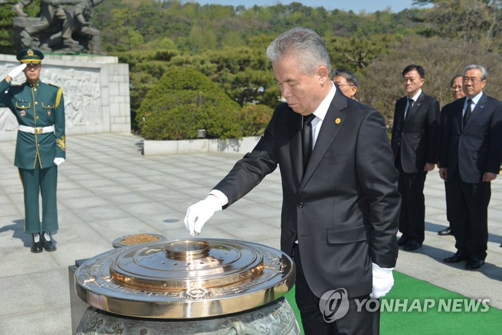 현충탑 분향하는 박종환 자유총연맹 총재