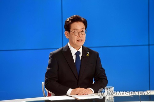 TV토론회 시작 기다리는 이재명 후보