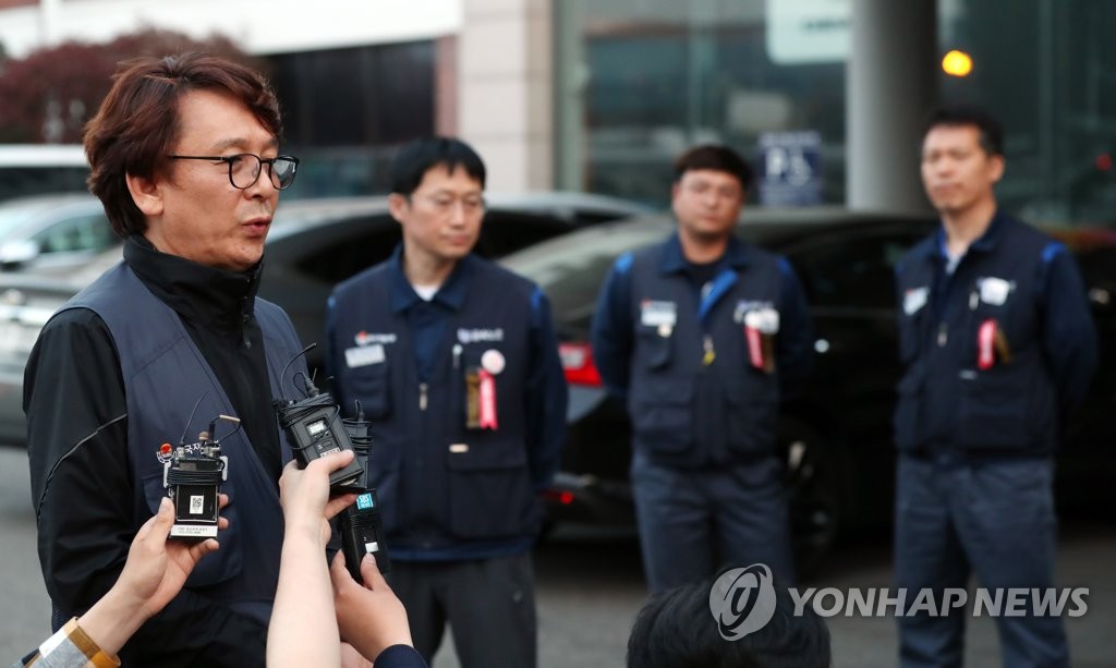 기자회견하는 전해철 한국지엠 노조 정책실장