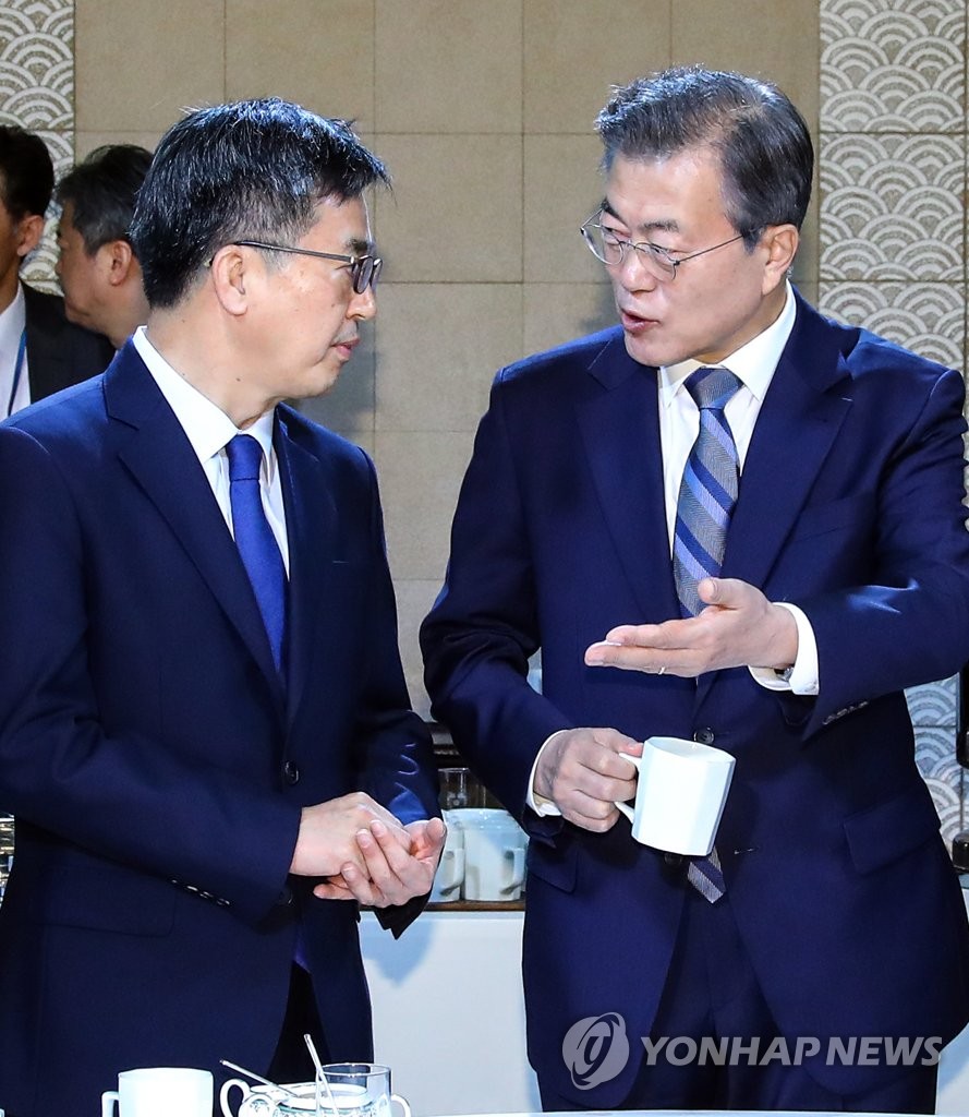 문 대통령과 경제부총리 대화