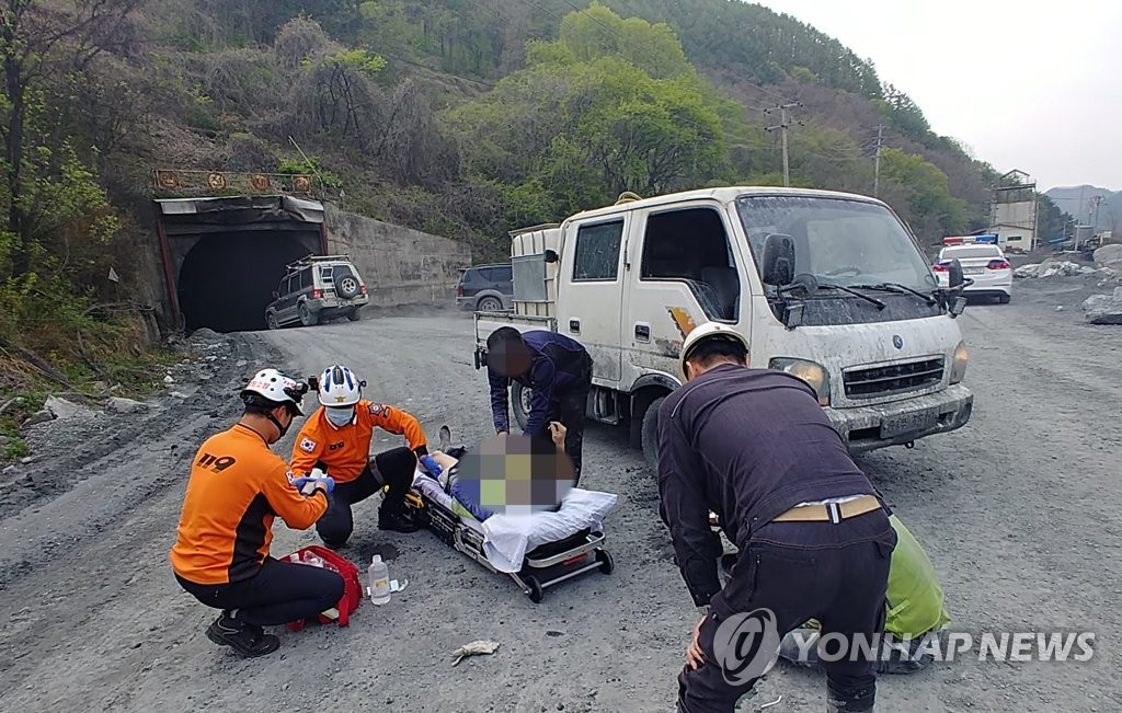정선 광산 매몰사고…부상자 이송하는 구급대원