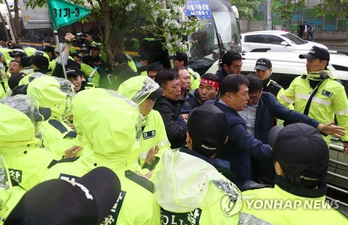 연행되는 건설노조 위원장