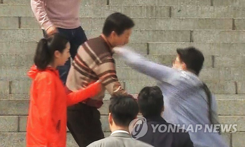 폭행당하는 김성태 원내대표