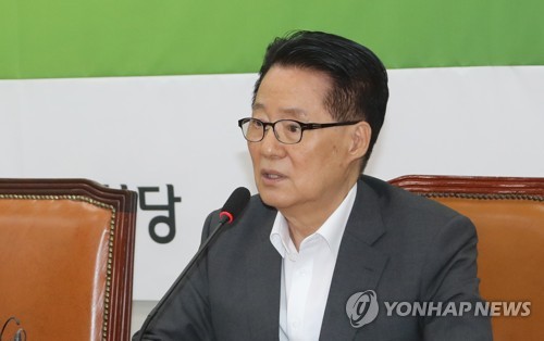 원내대책회의 발언하는 박지원