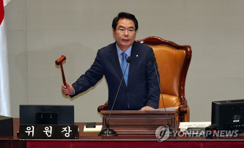 의사봉 두드리는 백재현 예결위원장
