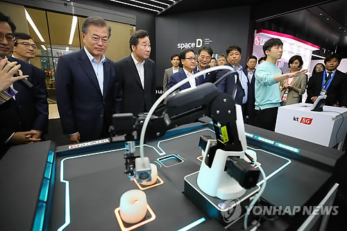 5G와 AI 기술 체험하는 문 대통령