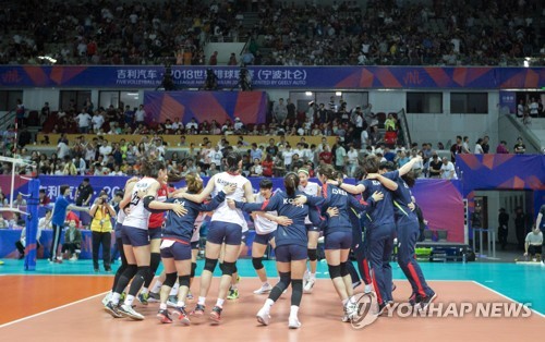 한국 여자배구, 공수 완벽 조화로 세계 1위 중국 완파