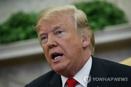 (워싱턴 AP=연합뉴스) 도널드 트럼프 미국 대통령이 17일(현지시간) 백악관에서 옌스 스톨텐베르크 북대서양조약기구(NATO) 사무총장의 방문을 받은 자리에서 발언하고 있다. lkm@yna.co.kr