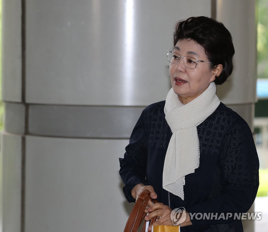 항소심 선고 출석하는 박근령