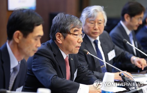 금융자문위원들에게 인사말 하는 윤석헌 금감원장