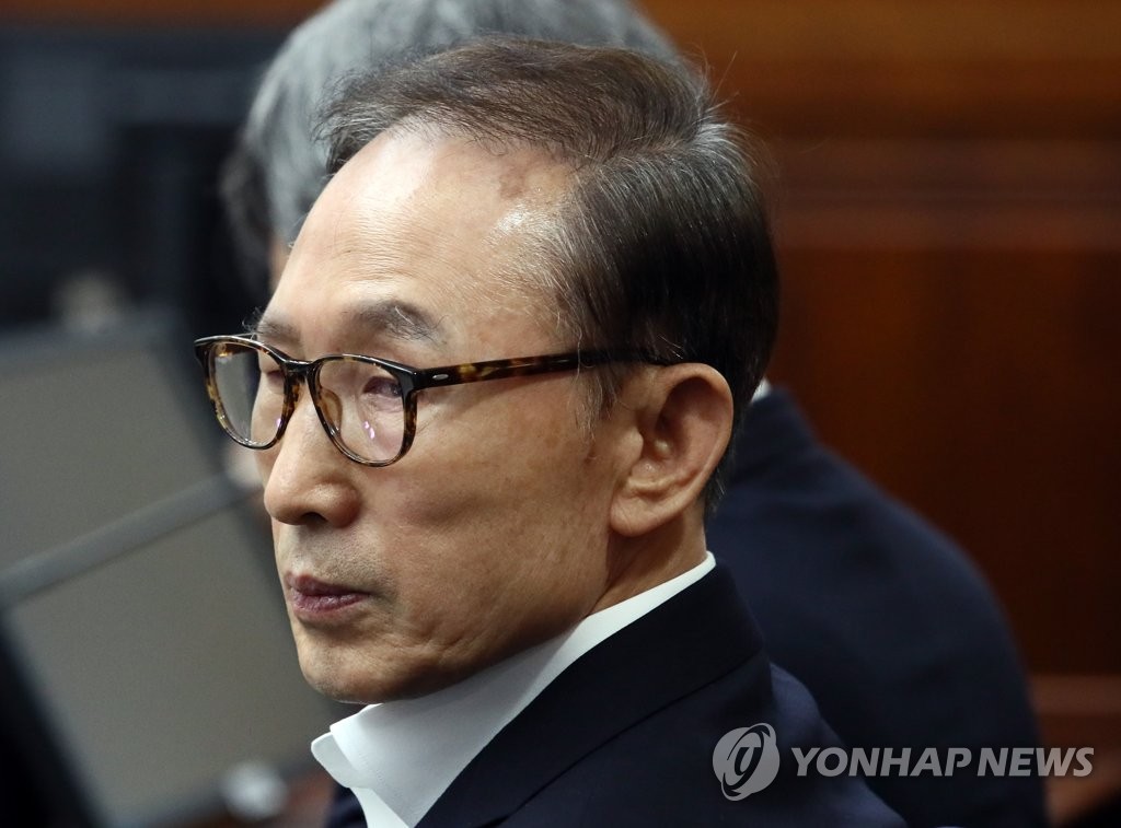 첫 공판 기다리는 MB
