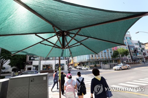 폭염 막는 거리 그늘막