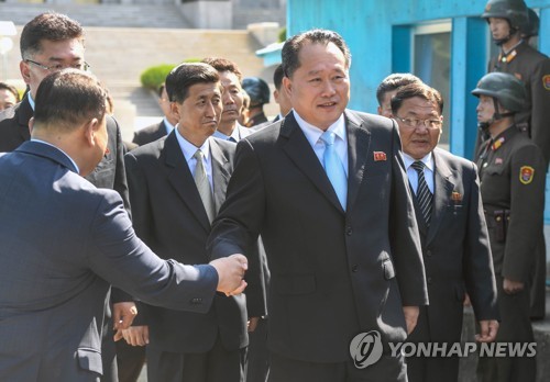 남북고위급회담장으로 향하는 북측대표단