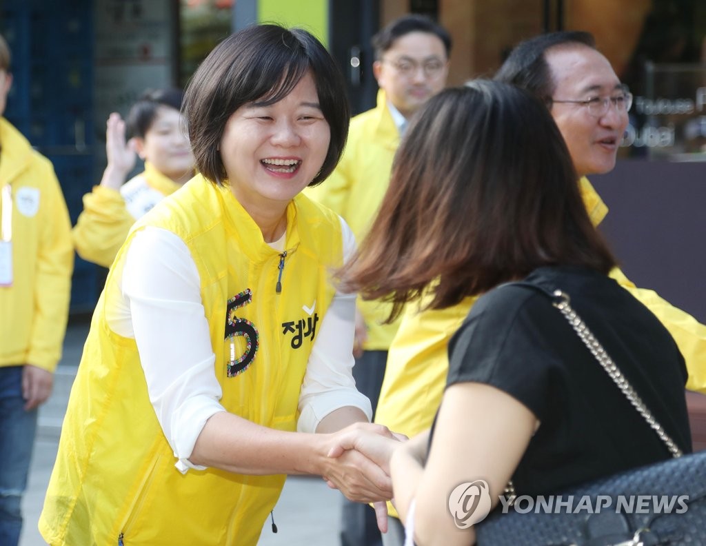 밝은 표정으로 인사하는 이정미 대표
