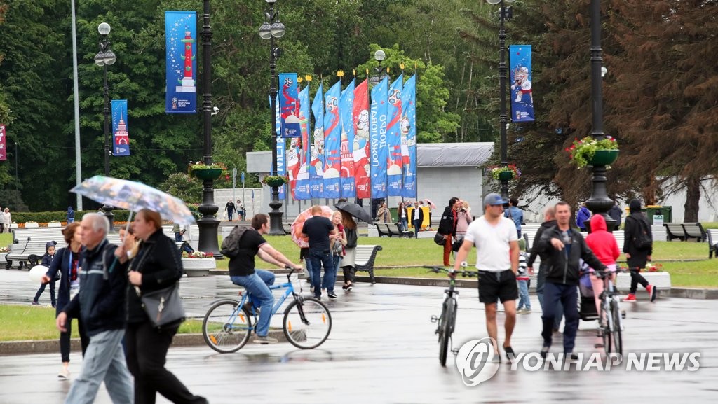 (상트페테르부르크=연합뉴스) 김인철 기자 = 2018 러시아 월드컵 개막을 3일 앞둔 11일(현지시간) 러시아 상트페테르부르크 경기장 주변 모습. 비가 내려 우산을 쓴 이들이 눈에 띈다. 2018.6.11 yatoya@yna.co.kr