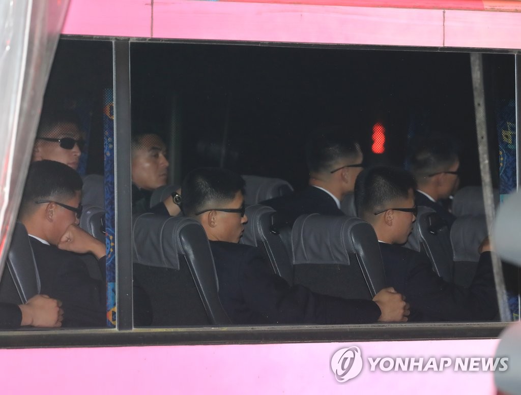 밤에도 선글라스 낀 북한 경호원들