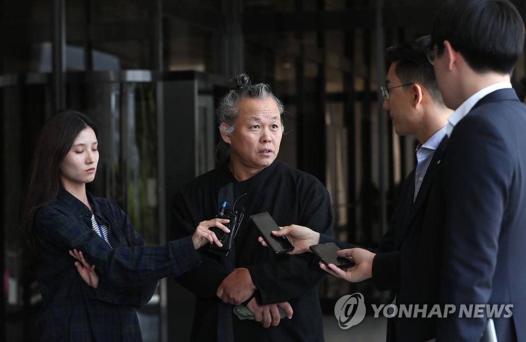 취재진 질문에 답하는 김기덕 감독