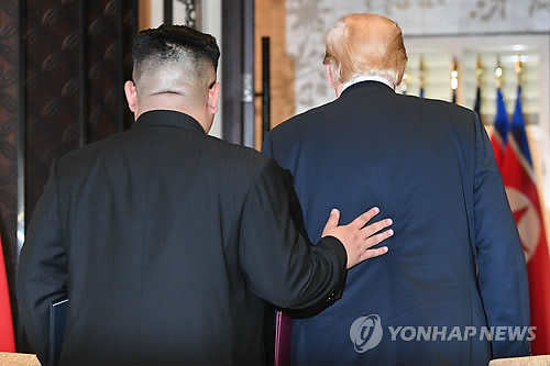 트럼프 등에 손 올린 김정은