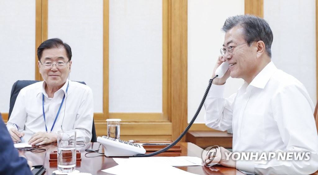 트럼프 대통령 통화하는 문 대통령