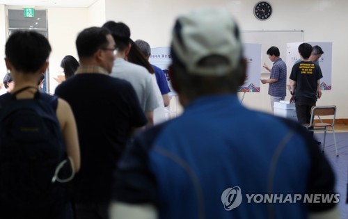 투표 기다리는 시민들
