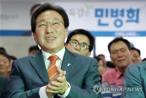 박수 치는 민병희 후보