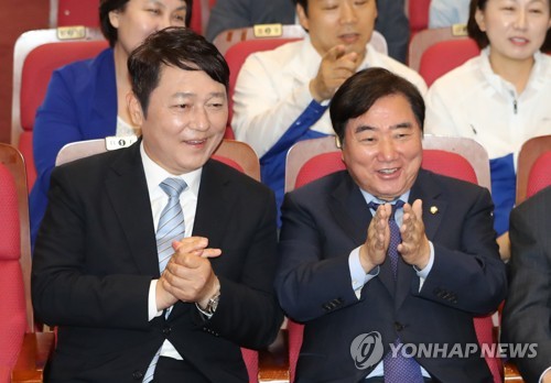 최재성, 밝은 표정으로 개표방송 시청