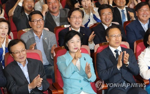 더불어민주당, 압승에 환호