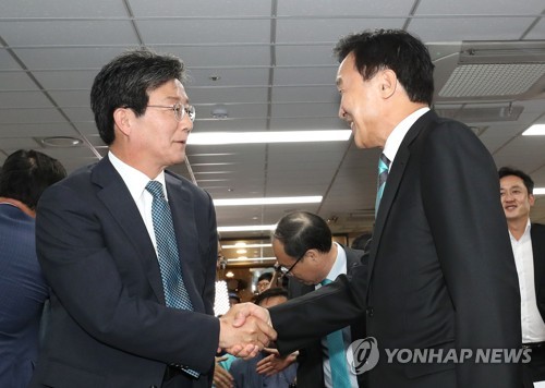 악수하는 유승민과 손학규